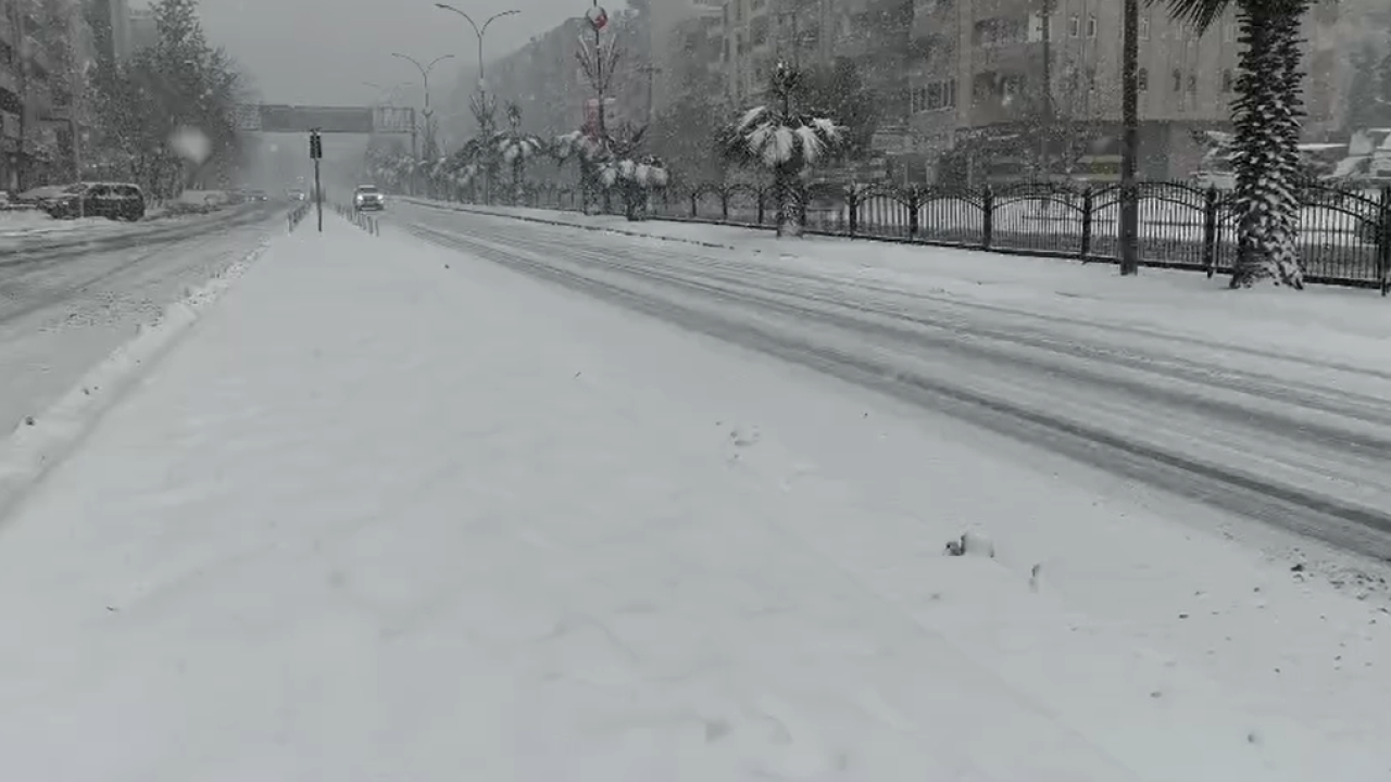 Şanlıurfa’ da yoğun kar yağışı nedeniyle birçok yol trafiğe kapatıldı