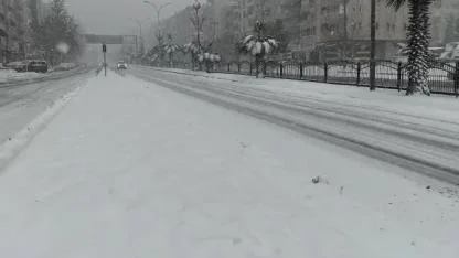 Şanlıurfa’da yoğun kar yağışı nedeniyle birçok yol trafiğe kapatıldı