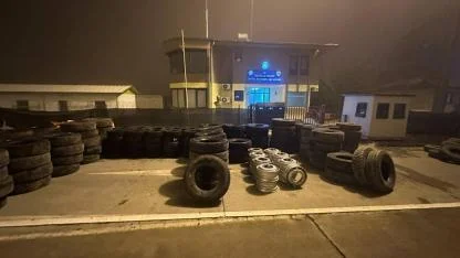 Şanlıurfa’da durdurula çekicide kaçak lastik ele geçirildi