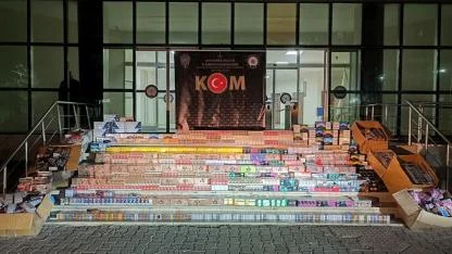 Şanlıurfa’da durdurulan araçta çok sayıda kaçak ürün ele geçirildi