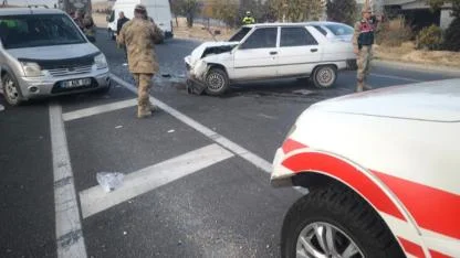 Şanlıurfa'da hafif ticari araç ile otomobil çarpıştı: Çok sayıda yaralı var