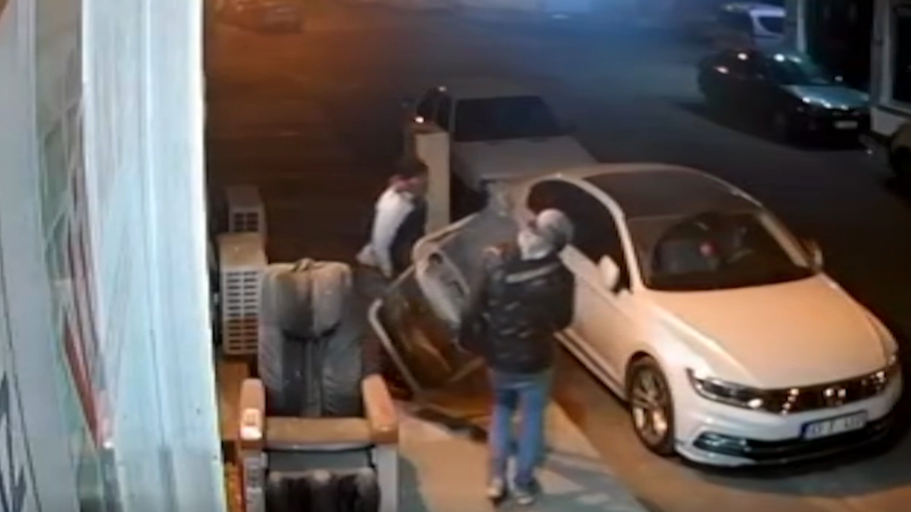 Şanlıurfa&#039;da kaldırımdaki koşu bandının çalınması kamerada