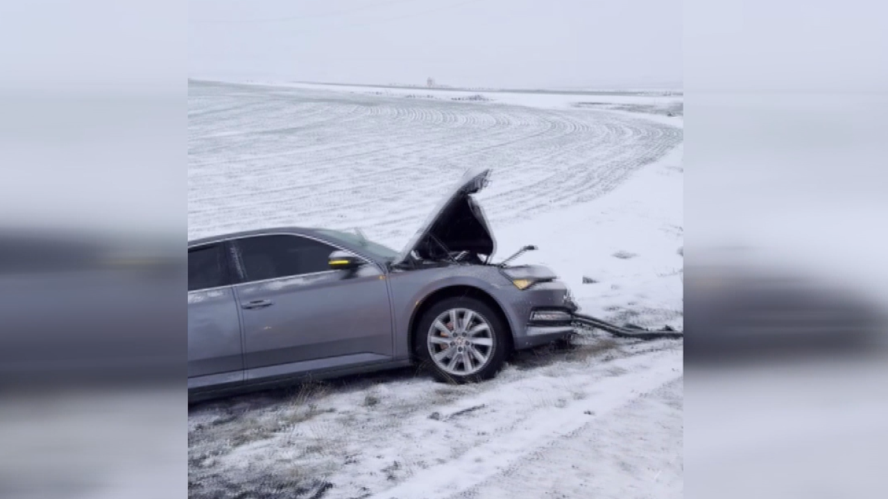 Şanlıurfa'da kar küreme aracına çarpan otomobildeki 3 kişi yaralandı