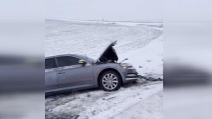 Şanlıurfa'da otomobil kar küreme aracına çarptı: 3 yaralı