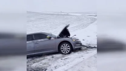 Şanlıurfa'da otomobil kar küreme aracına çarptı: 3 yaralı