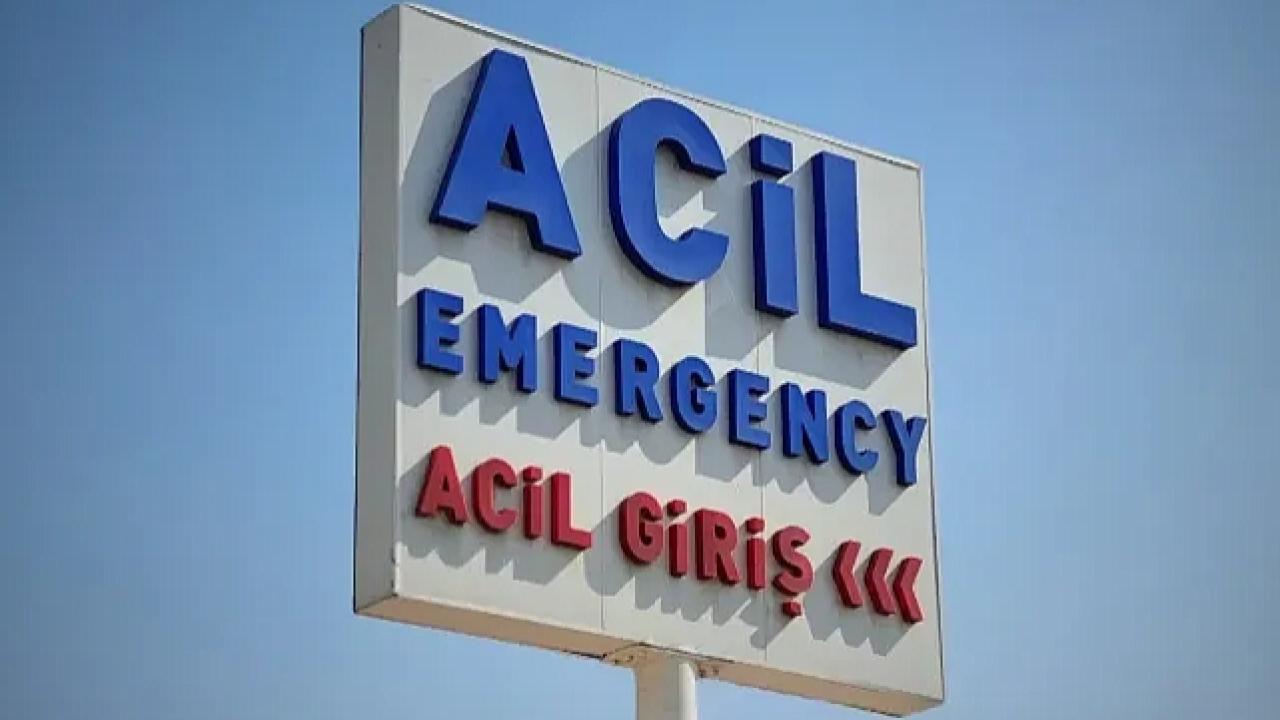 Şanlıurfa'da kar temizliği yaparken devrilen iş makinesinin sürücüsü yaralandı