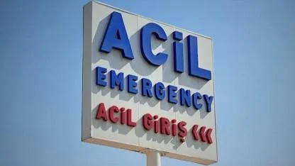 Şanlıurfa'da kar temizliği yaparken devrilen iş makinesinin sürücüsü yaralandı