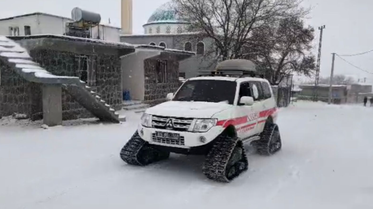 Şanlıurfa'da kar ve tipi nedeniyle 80 hastaya paletli ambulansla ulaşıldı