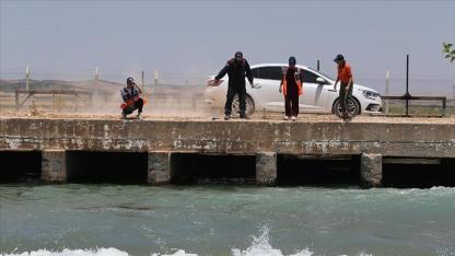 Şanlıurfa’da otomobil sulama kanalına uçtu: 3 kişi aranıyor