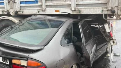 Şanlıurfa'da otomobille tırın çarpıştığı kazada 2 kişi yaralandı