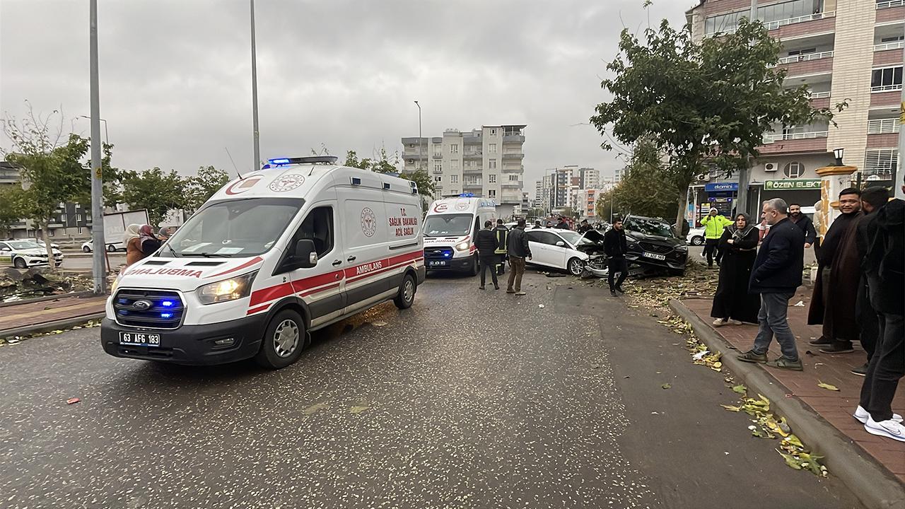 Şanlıurfa&#039;nın ilçesinde kaza: Sürücü ve eşi yaralandı
