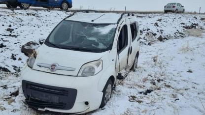 Siverek'te şarampole devrilen hafif ticari araçtaki 2 kişi yaralandı