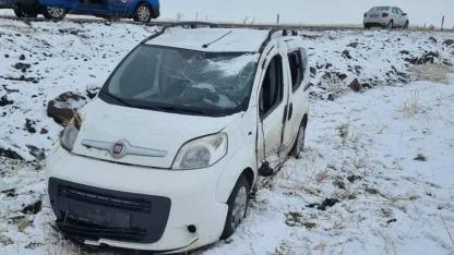 Siverek'te şarampole devrilen hafif ticari araçtaki 2 kişi yaralandı