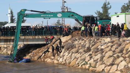 Sulama kanalına düşen otomobil sürücüsünün arama çalışmaları sürüyor