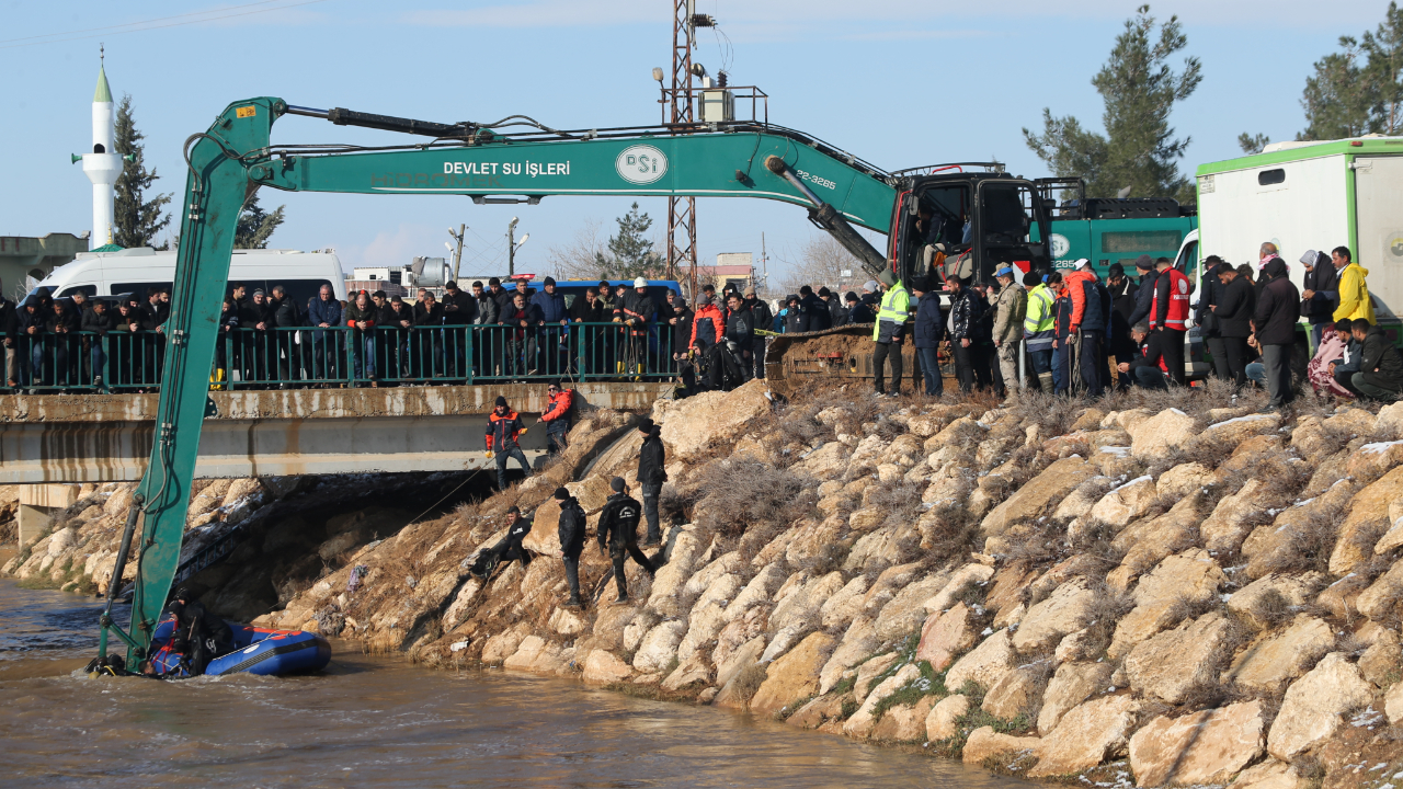 Sulama kanalına düşen otomobil sürücüsünün arama çalışmaları sürüyor
