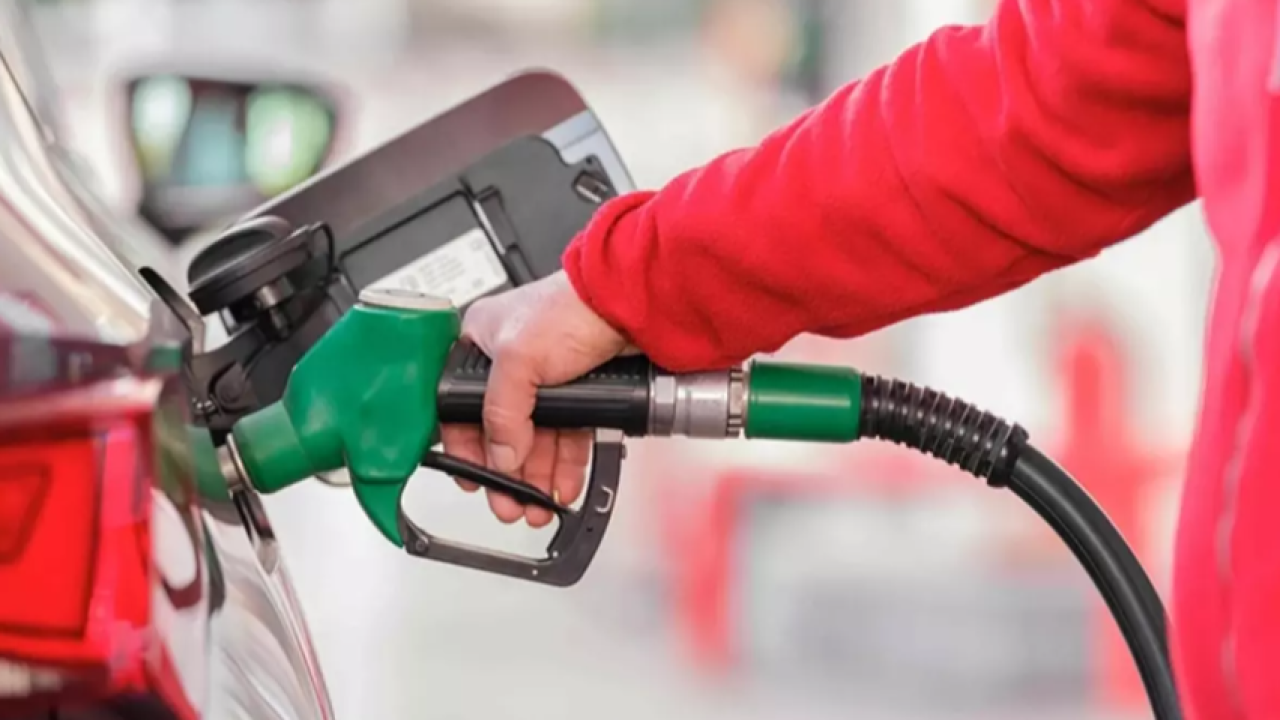 Akaryakıta önce zam sonra indirim geldi