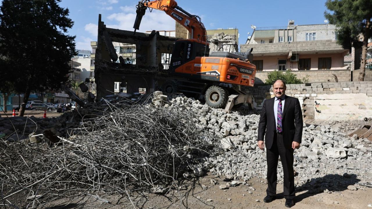 Büyükşehir, 25 metrelik yol projesi için 59 bağımsız yapının yıkımını tamamladı