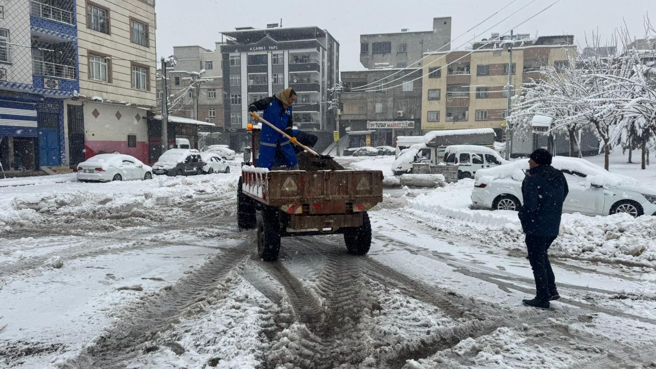 Eyyübiye’de karla mücadele çalışmaları sürüyor