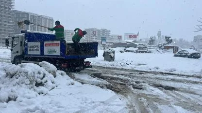 Karaköprü Belediyesi karla mücadelede çalışmalarını sürdürüyor