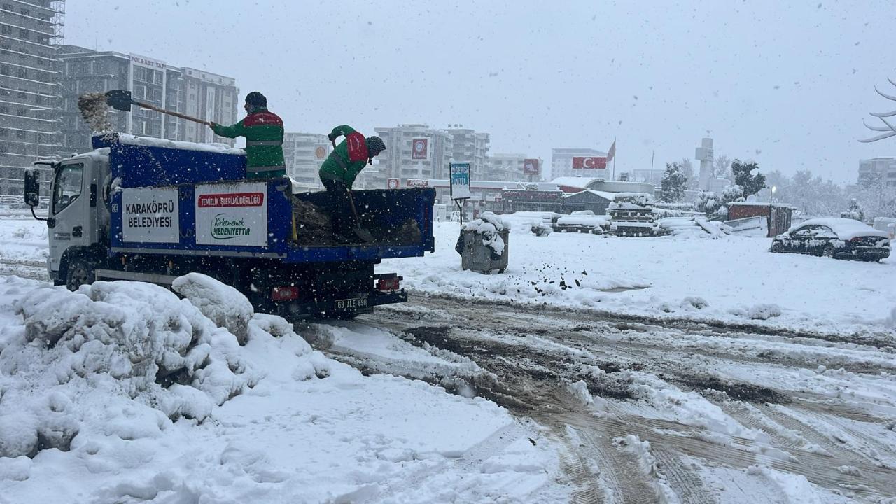 Karaköprü Belediyesi karla mücadelede çalışmalarını sürdürüyor
