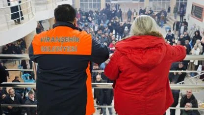 Mardin yolunda mahsur kalan vatandaşlar kültür merkezinde misafir edildi