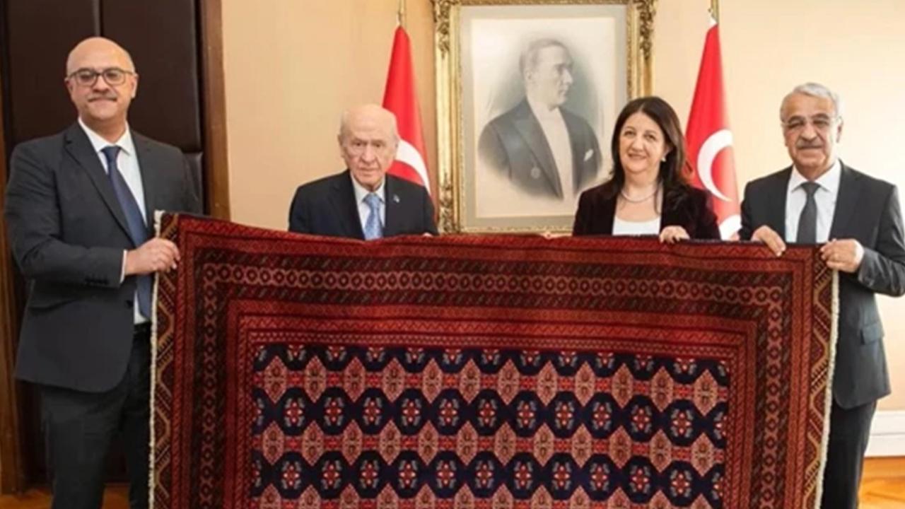 Öcalan, Bahçeli'ye kilim hediye etti