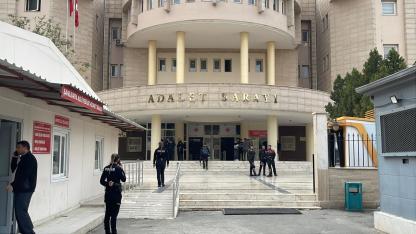 Şanlıurfa’da adliye önünde kavga: Yaralılar var