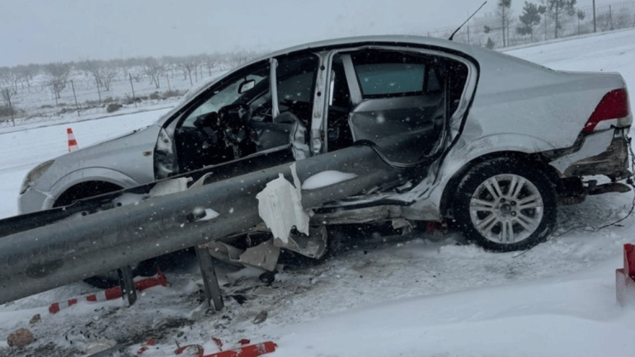 Şanlıurfa’da bariyerlere çarpan otomobil sürücüsü öldü