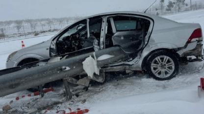 Şanlıurfa’da bariyerlere çarpan otomobil sürücüsü öldü