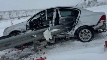 Şanlıurfa’da bariyerlere çarpan otomobil sürücüsü öldü