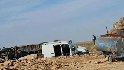 Şanlıurfa’da pamuk yüklü kamyon devrildi: 3 yaralı