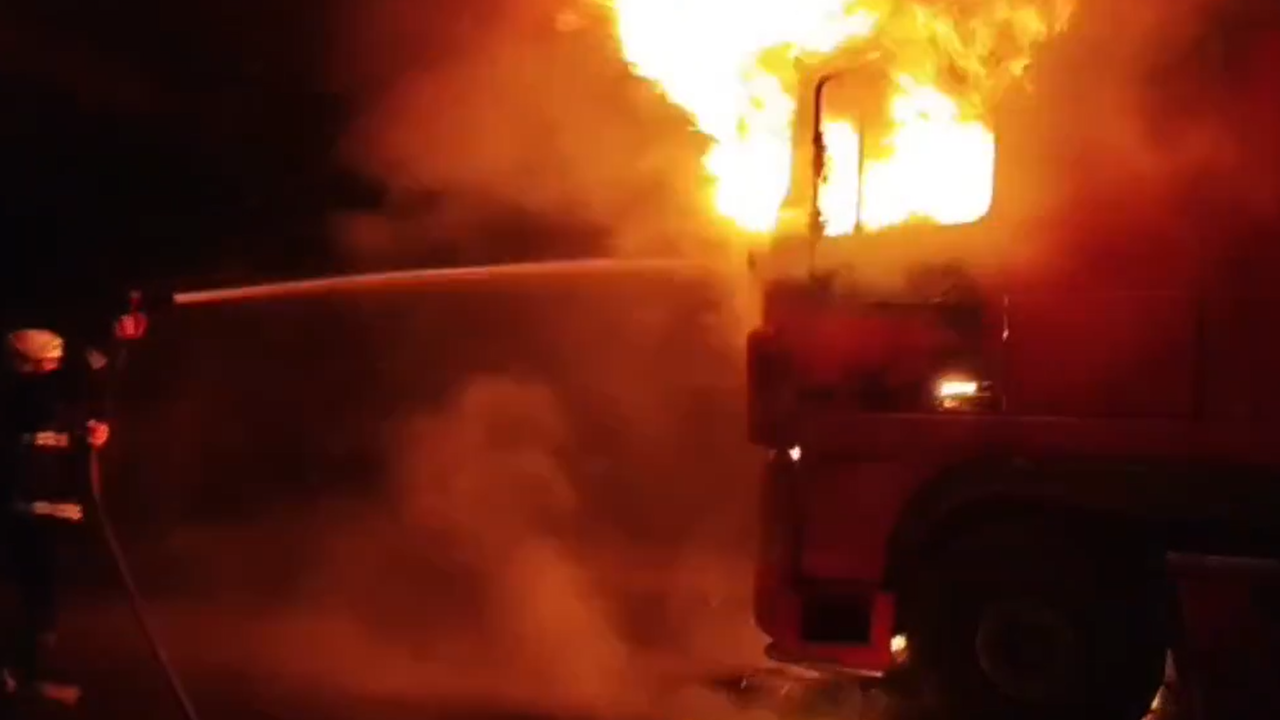 Şanlıurfa’da seyir halindeki tır alev alev yandı