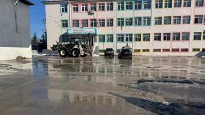 Viranşehir'de okul bahçelerinde kar temizliği