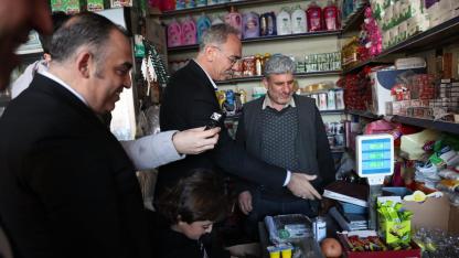 Başkan Kuş, kiloyla veresiye defteri satın aldı