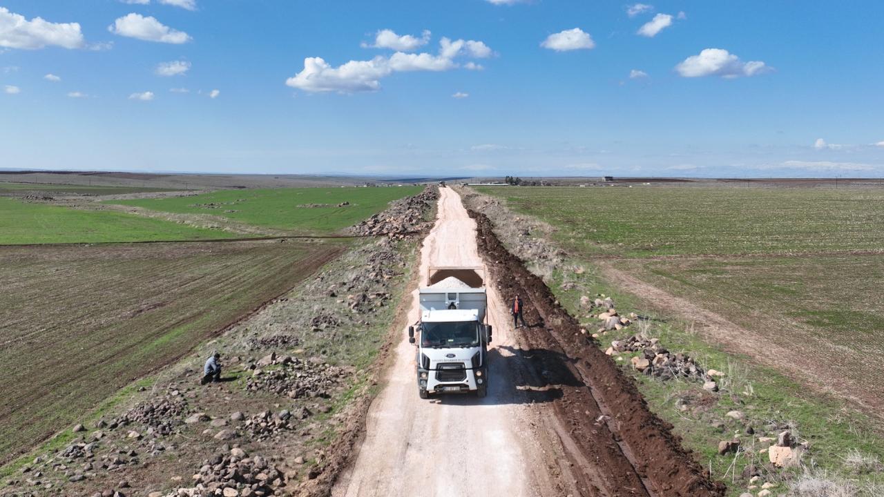 Büyükşehir belediyesi, Siverek kırsalında yol konforunu artırıyor