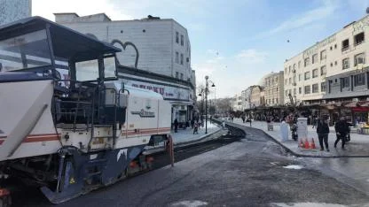 Divanyolu yayalaştırma projesinde asfalt öncesi zemin çalışması yapılıyor