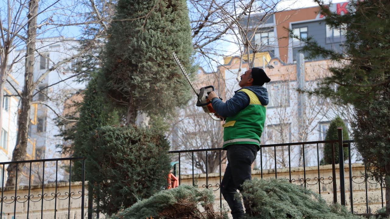 Karaköprü’de parklarda yaz hazırlığı