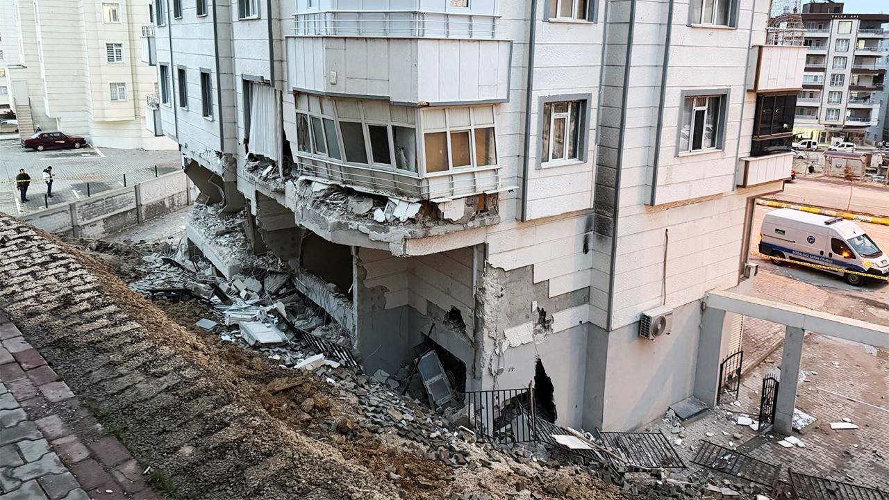 Şanlıurfa'da istinat duvarı çöktü: Binada mahsur kaldılar