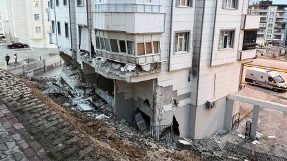 Şanlıurfa'da istinat duvarı çöktü: Binada mahsur kaldılar