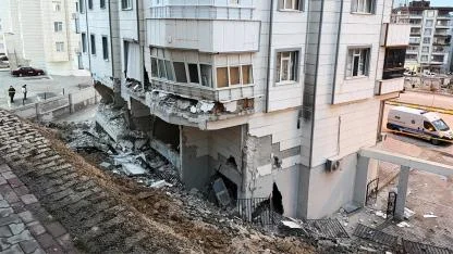 Şanlıurfa'da istinat duvarı çöktü: Binada mahsur kaldılar