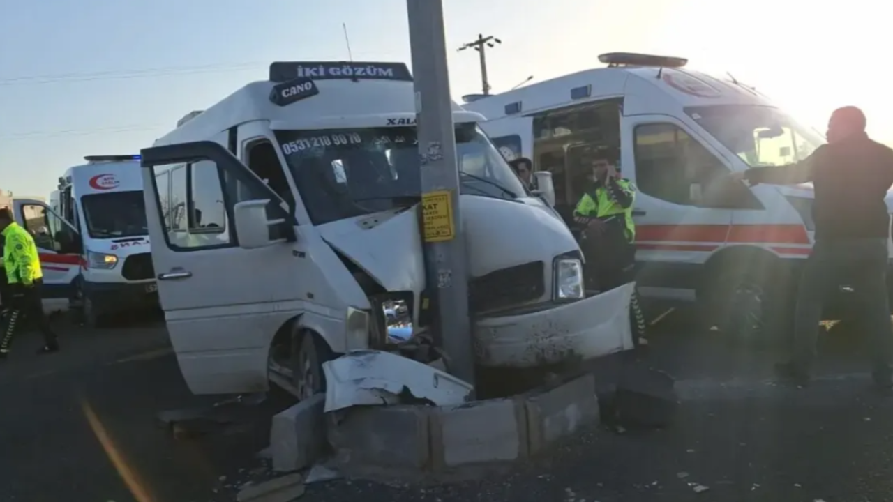 Şanlıurfa’da tarım işçilerini taşıyan minibüs kaza yaptı: 15 yaralı