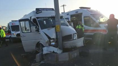 Şanlıurfa’da tarım işçilerini taşıyan minibüs kaza yaptı: 15 yaralı