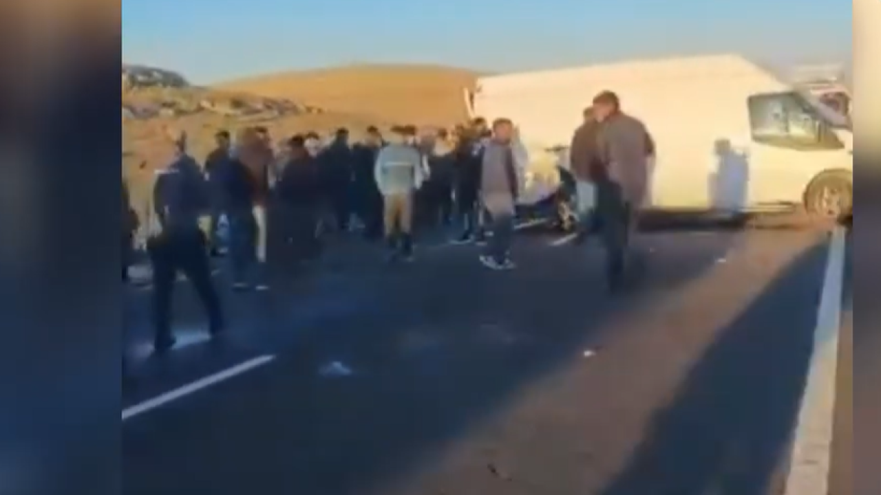 Şanlıurfa'da2 otomobil ile ticari kamyonet çarpıştı: 3 yaralı