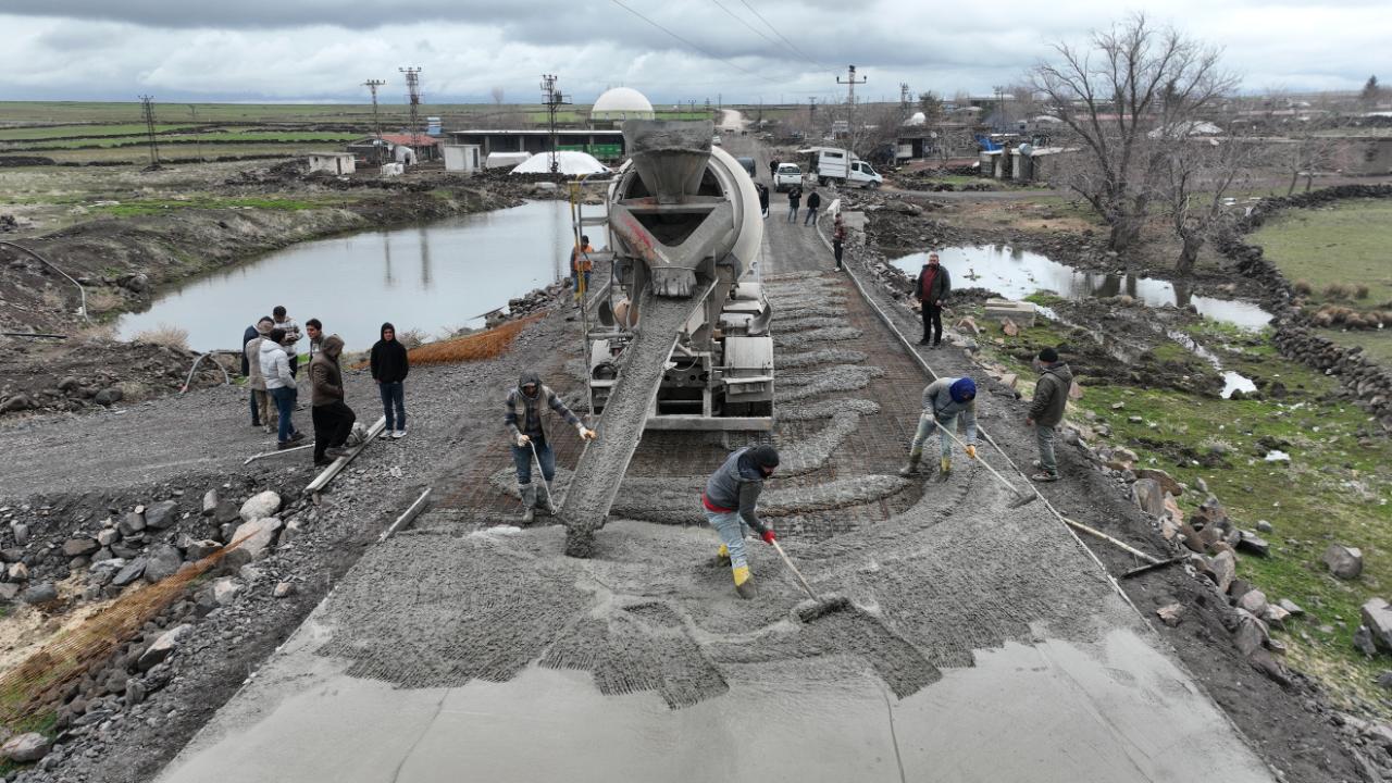 Siverek’te 12 km’lik yol betonla kaplandı