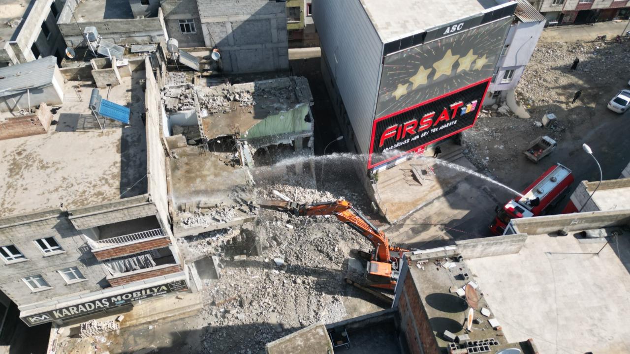 SSK Caddesi’nde yolu genişletmek için yıkım çalışmaları sürüyor