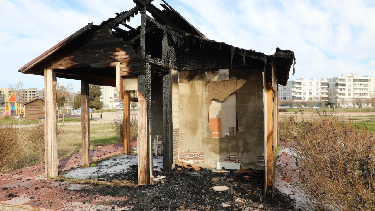 Viranşehir’de bir parkta çardakta çıkan yangın söndürüldü