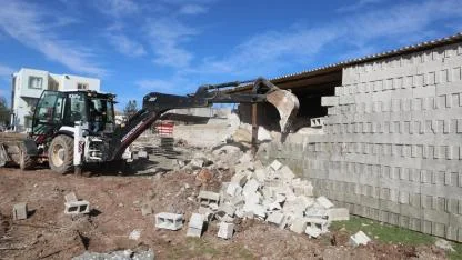 Viranşehir’de kaçak yapılar yıkılıyor