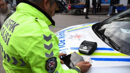 Araç içinde görüşü engelleyen montajlara ceza