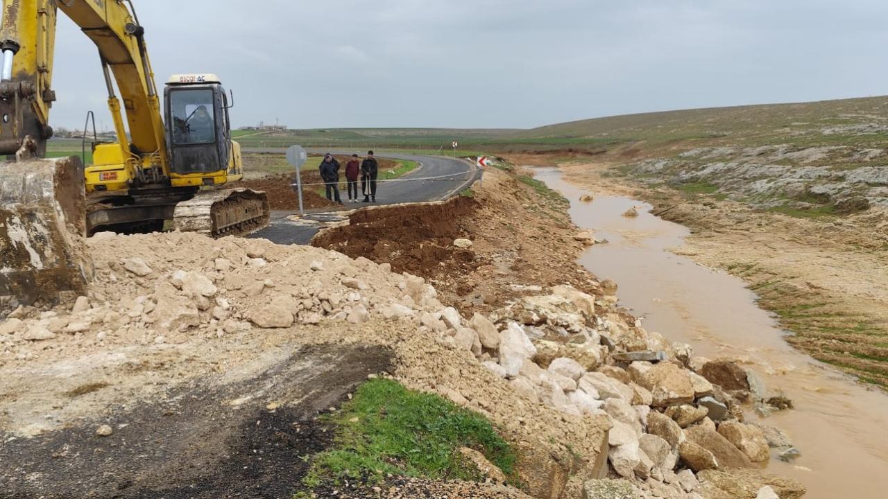 Büyükşehir ekipleri, selin zararını gidermek için sahada