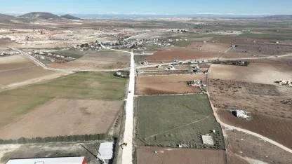 Büyükşehir, Karaköprü’de 14 KM’lik grup yolunu sıcak asfaltla buluşturuyor